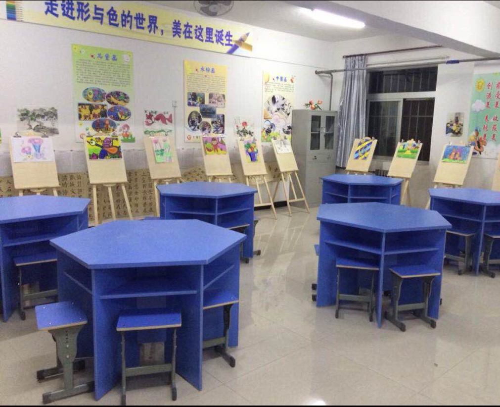 傳統(tǒng)六邊桌美術繪畫室